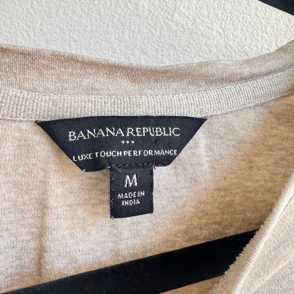 Banana Republic Size M. Tan Short Sleeve Tee - Picture 4 of 6